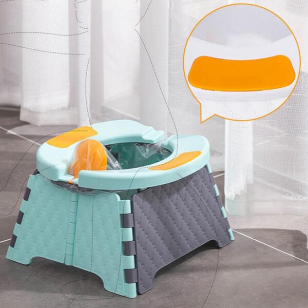 Silla de inodoro de entrenamiento de orinal de coche robusta plegable compacta con orinal para coche para viajes 4